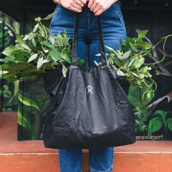 20-l-tag-along-tote-f2 s25_tagalongtote_post_3_1_1_1.jpg