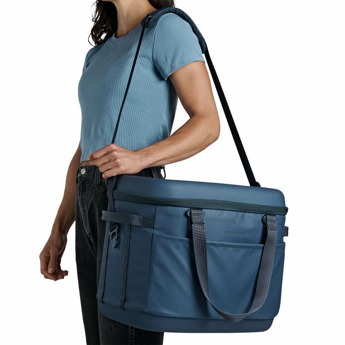 carryouttm-soft-cooler-30-l-w8 250815_hydro_s26_hb_14546_5.jpg