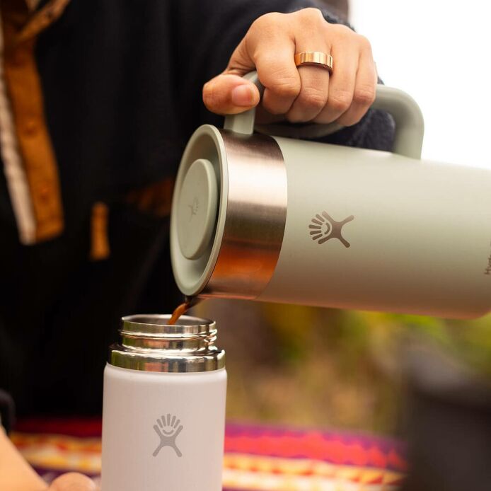 32-oz-insulated-french-press-d4 2706_johnson_s25summertravel_camping_pouring_303a0287_1_.jpg