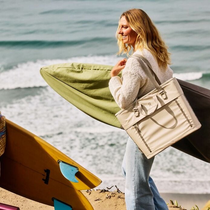 carryouttm-soft-cooler-tote-20-l-j7 hf_carryout_bouwer_d1_l1_torrey_pines_lifestyle_1142_1_1.jpg