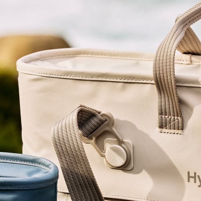 carryouttm-soft-cooler-tote-20-l-j7 hf_carryout_bouwer_d1_l1_torrey_pines_still_life_0123_9.jpg